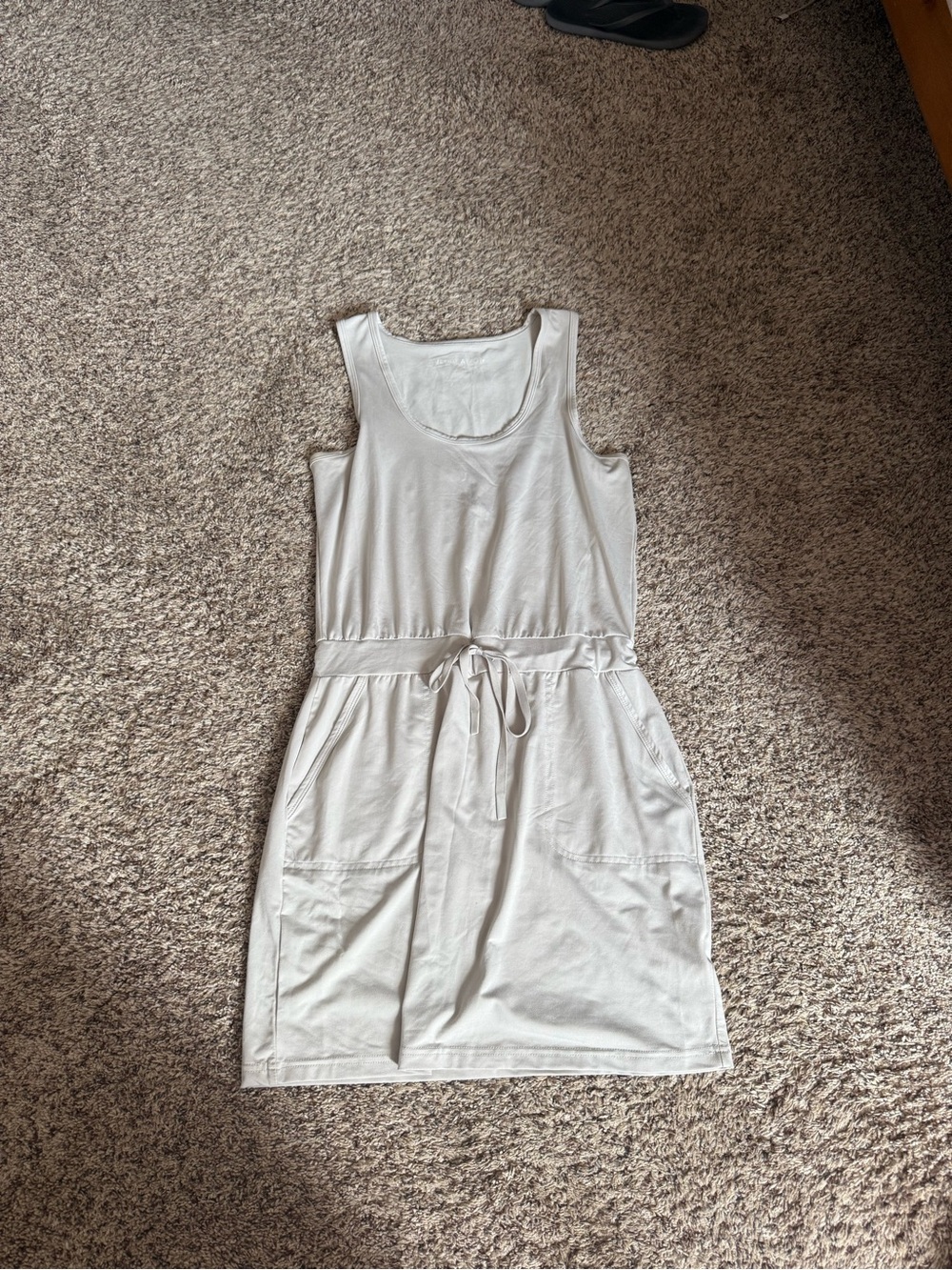 Sporty light grey dress with adjustable string